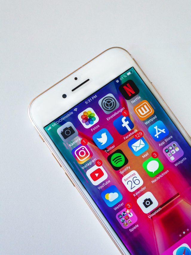 Advantages & Disadvantages of Social Media